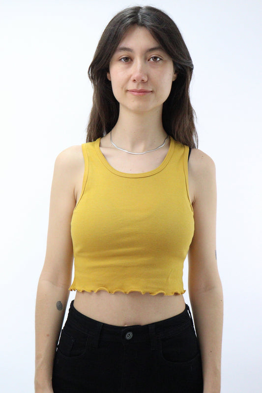 Playera tank de color amarillo mostaza