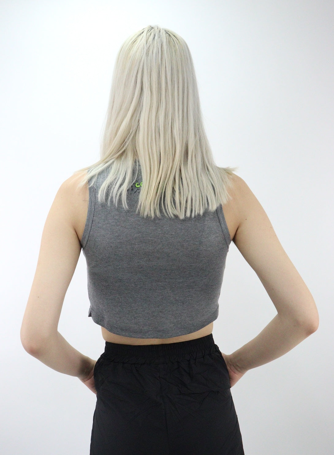 Playera tank de color gris con estampado de rana
