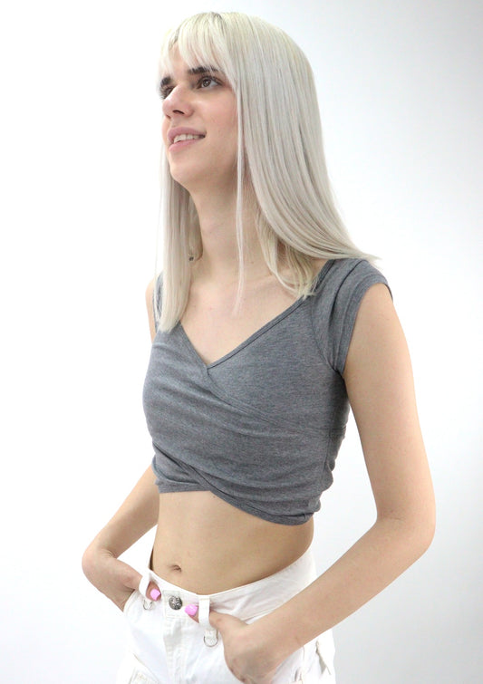 Playera de cuello cruzado de color gris