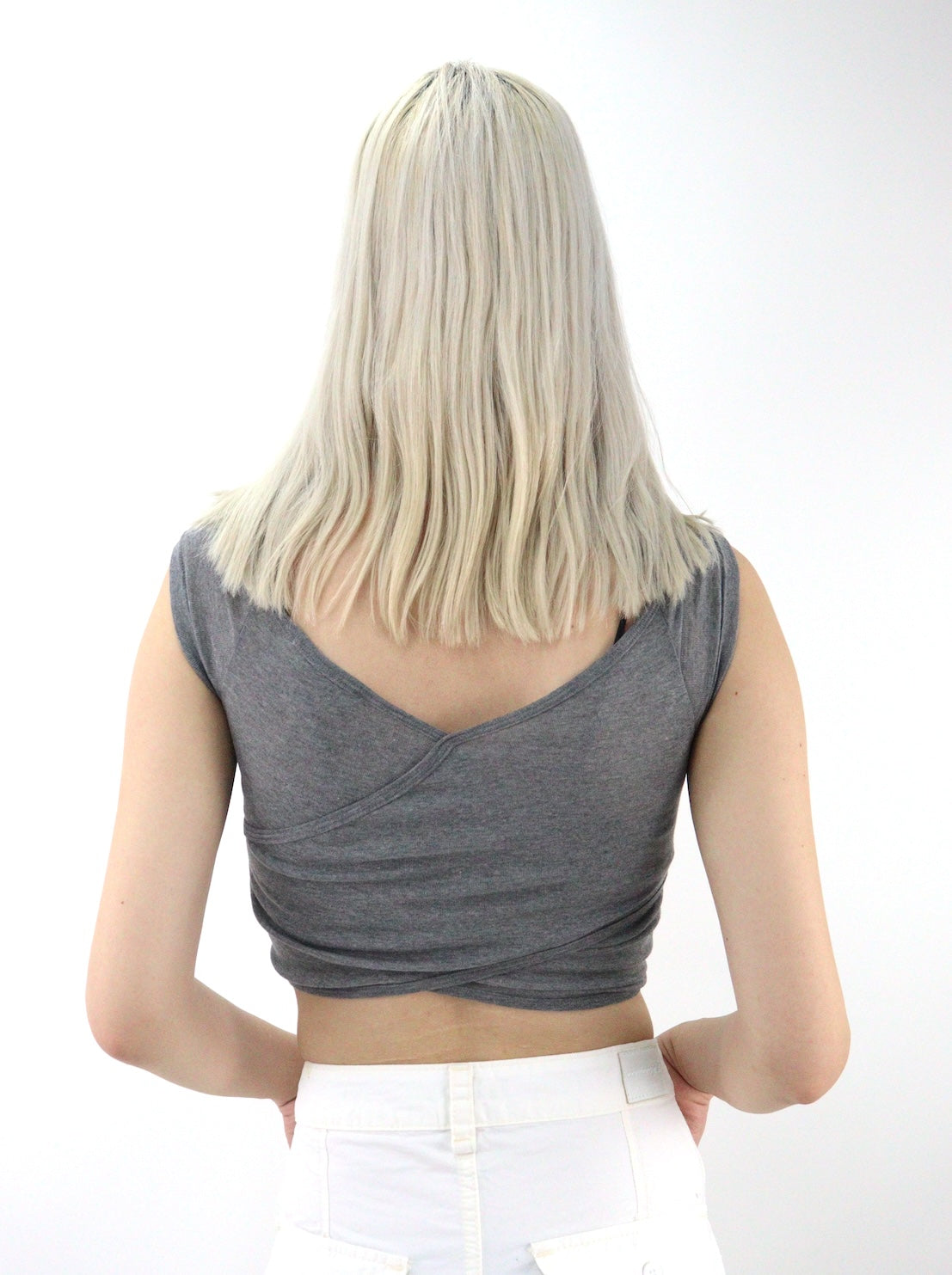 Playera de cuello cruzado de color gris