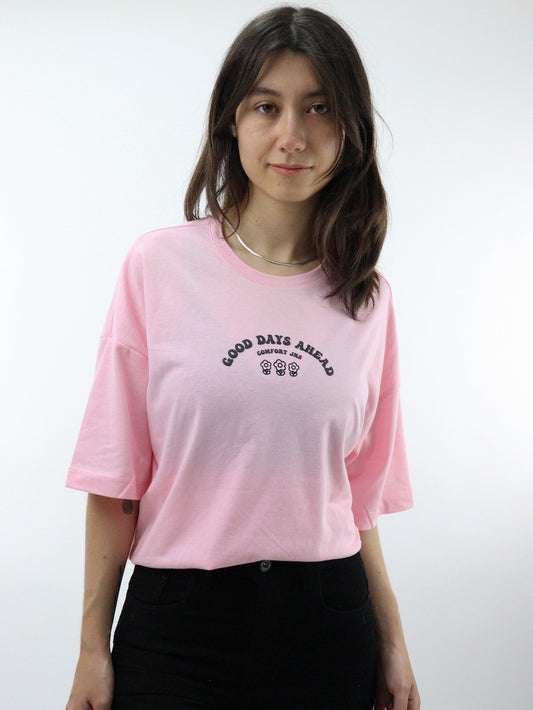 Playera oversize de color rosa con estampado floral