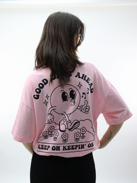 Playera oversize de color rosa con estampado floral