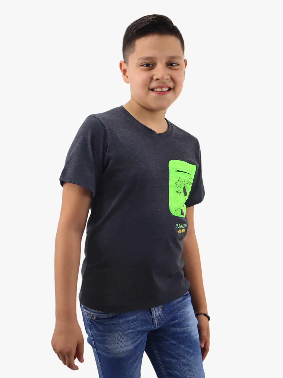 Playera manga corta con estampado espacial