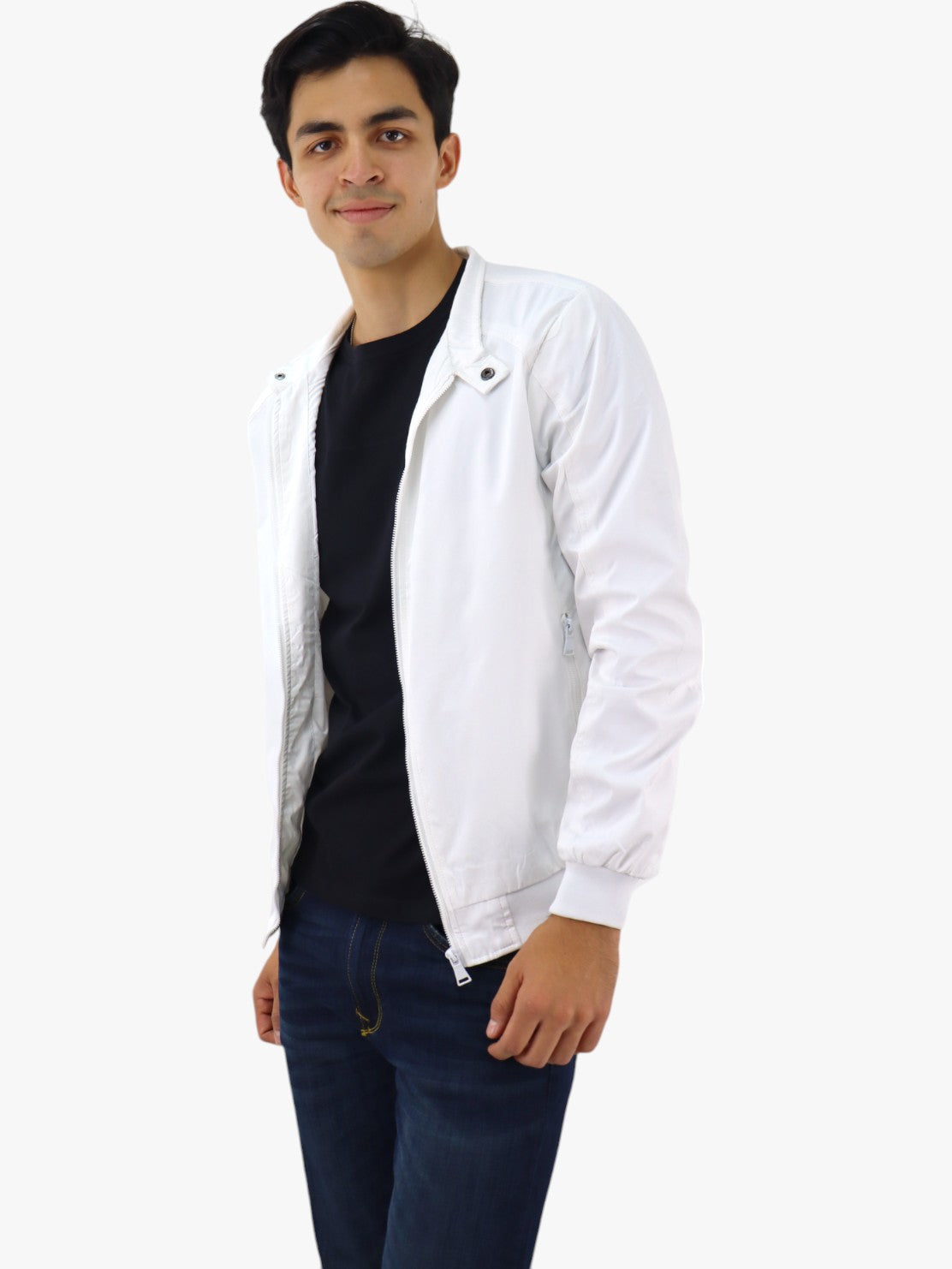 Chamarra bomber de color blanco