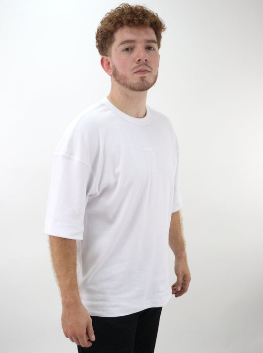 Playera oversize de color blanco con estampado