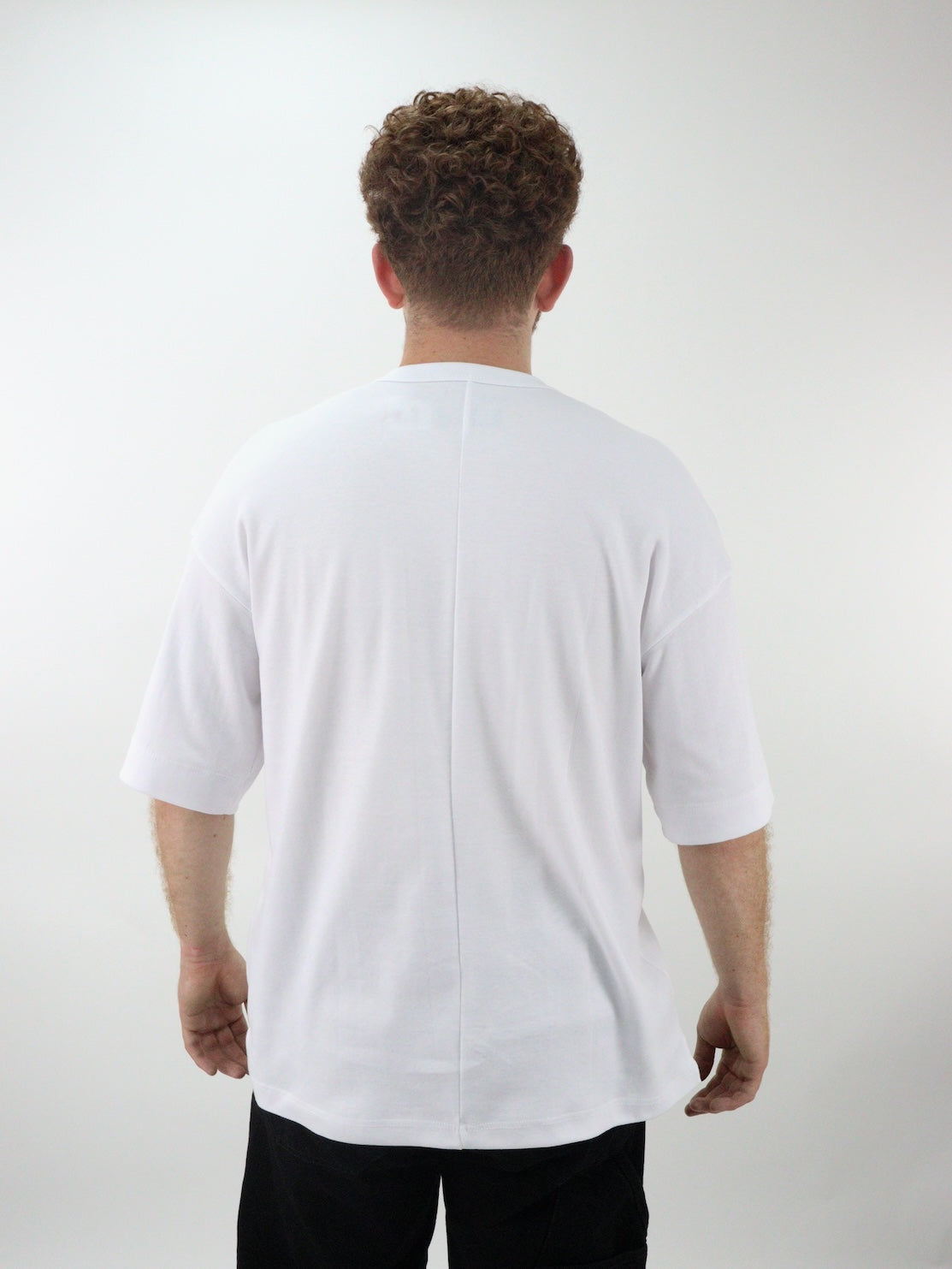 Playera oversize de color blanco con estampado