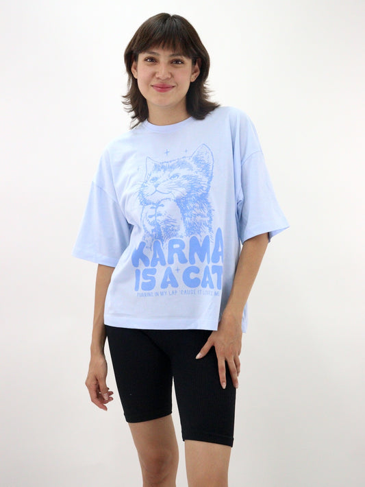 Playera oversize de color azul con estampado de gato