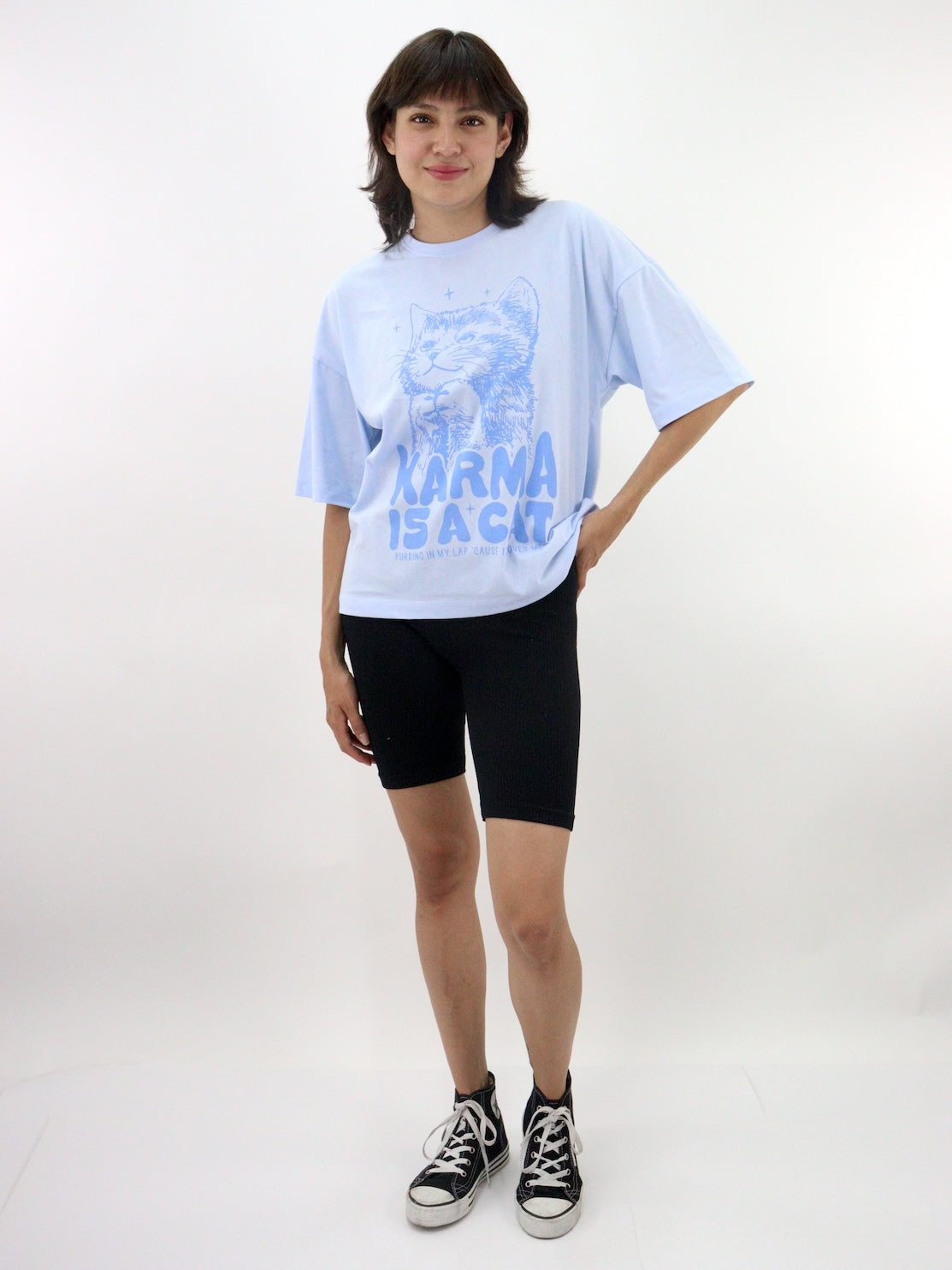 Playera oversize de color azul con estampado de gato