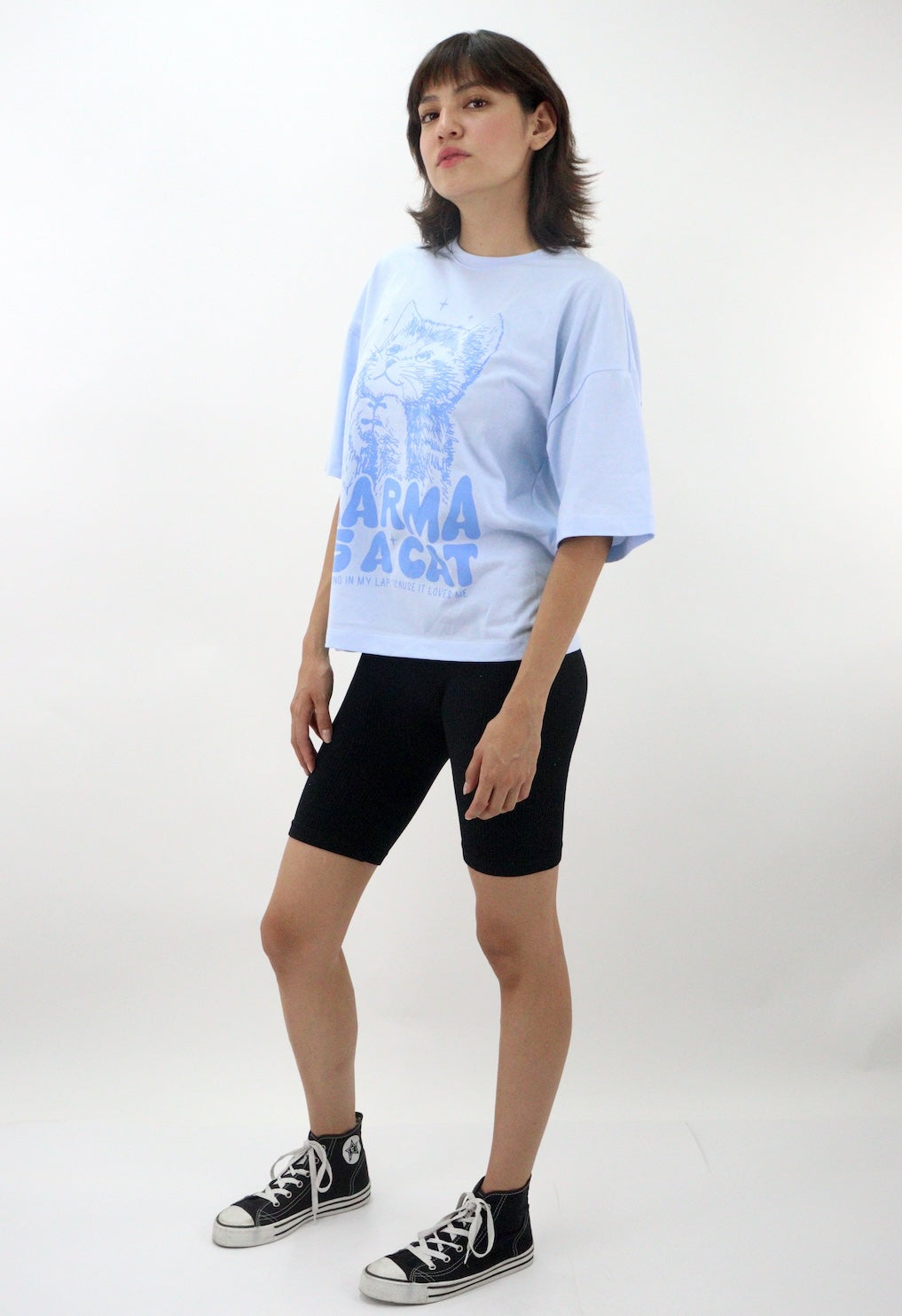 Playera oversize de color azul con estampado de gato
