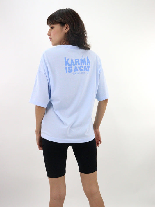 Playera oversize de color azul con estampado de gato