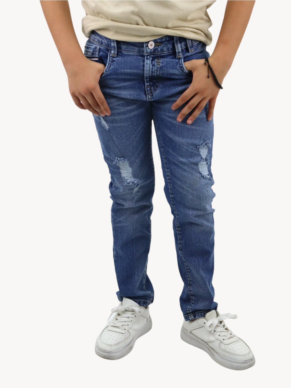 Jeans slim azul deslavado con destrucción