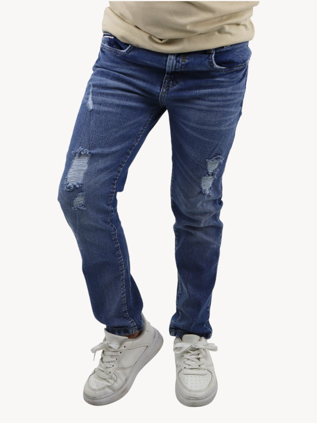 Jeans slim azul deslavado con destrucción