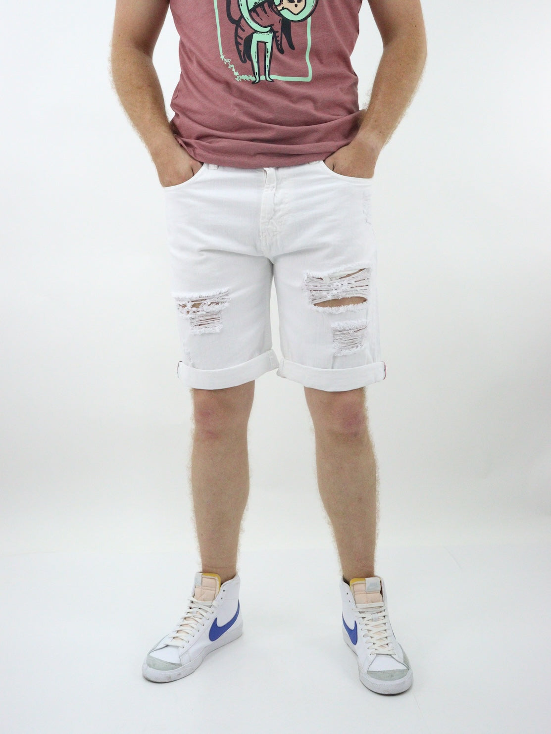Short de color blanco con destrucción