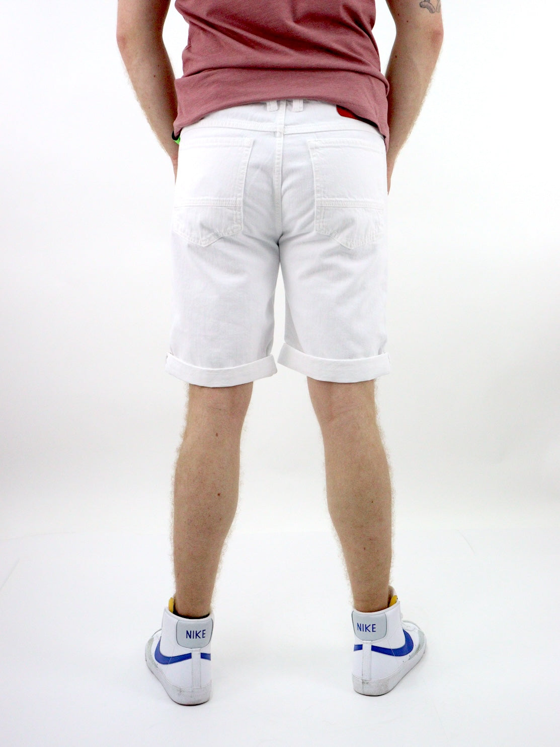 Short de color blanco con destrucción