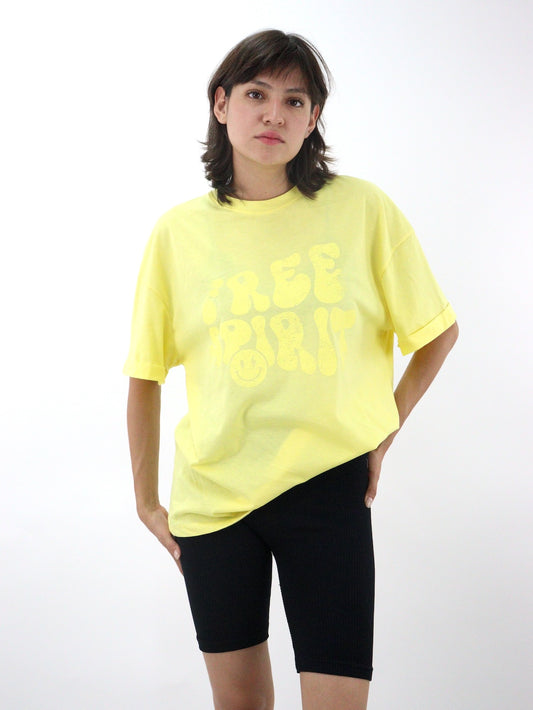 Playera oversize de color amarillo con estampado