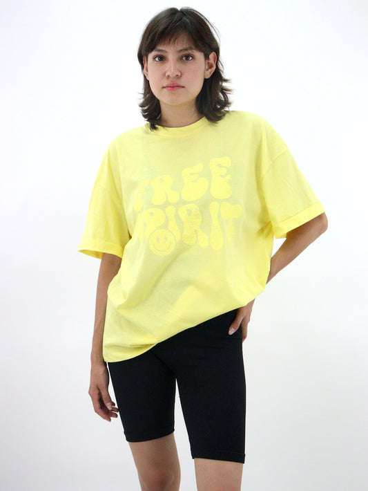 Playera oversize de color amarillo con estampado