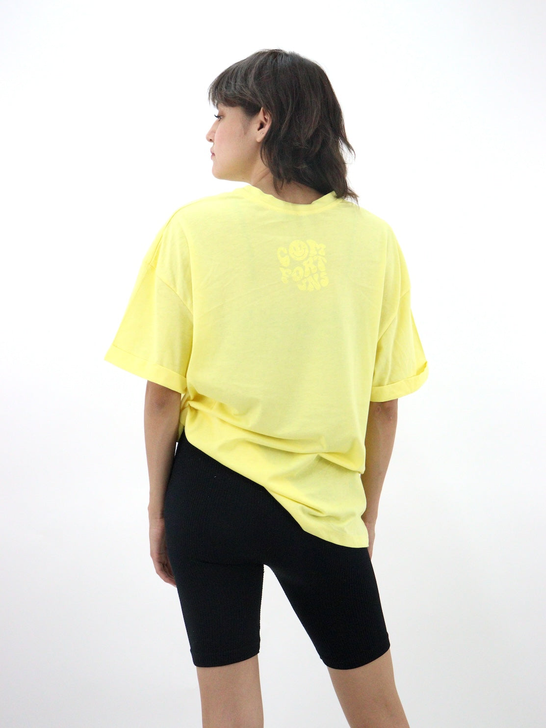 Playera oversize de color amarillo con estampado