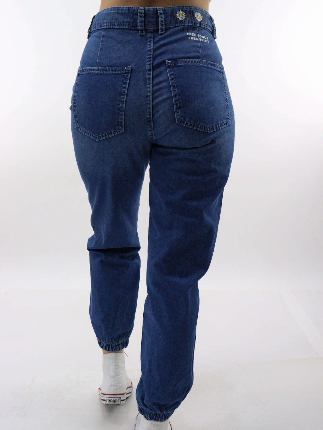 Jogger denim edición especial con estampado floral