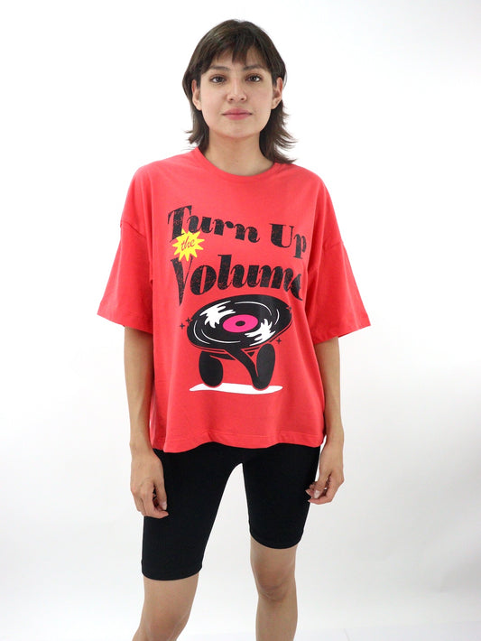 Playera oversize de color rojo con estampado