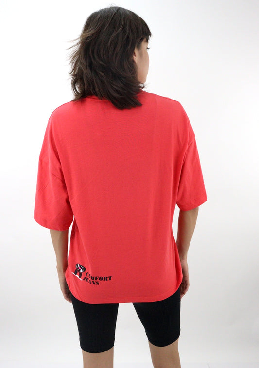 Playera oversize de color rojo con estampado