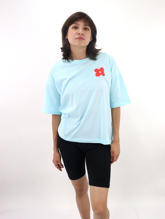 Playera oversize de color azul con estampado floral