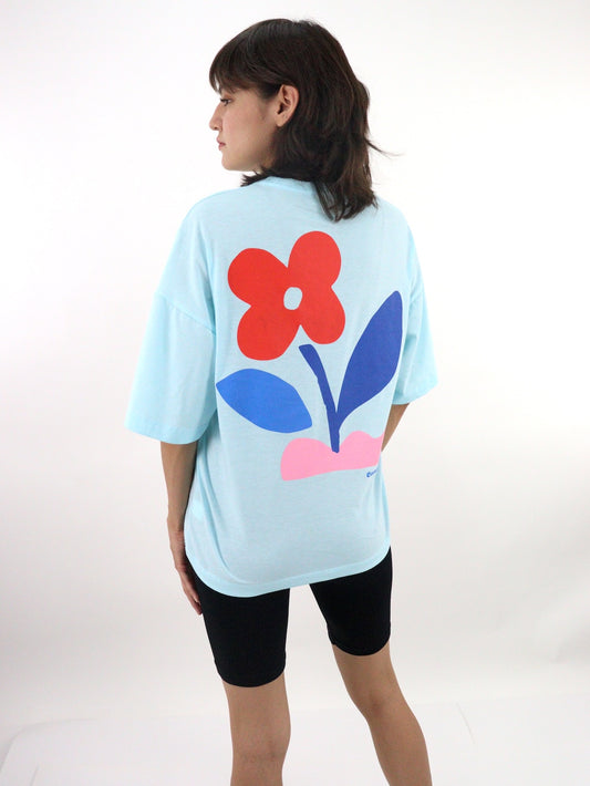 Playera oversize de color azul con estampado floral