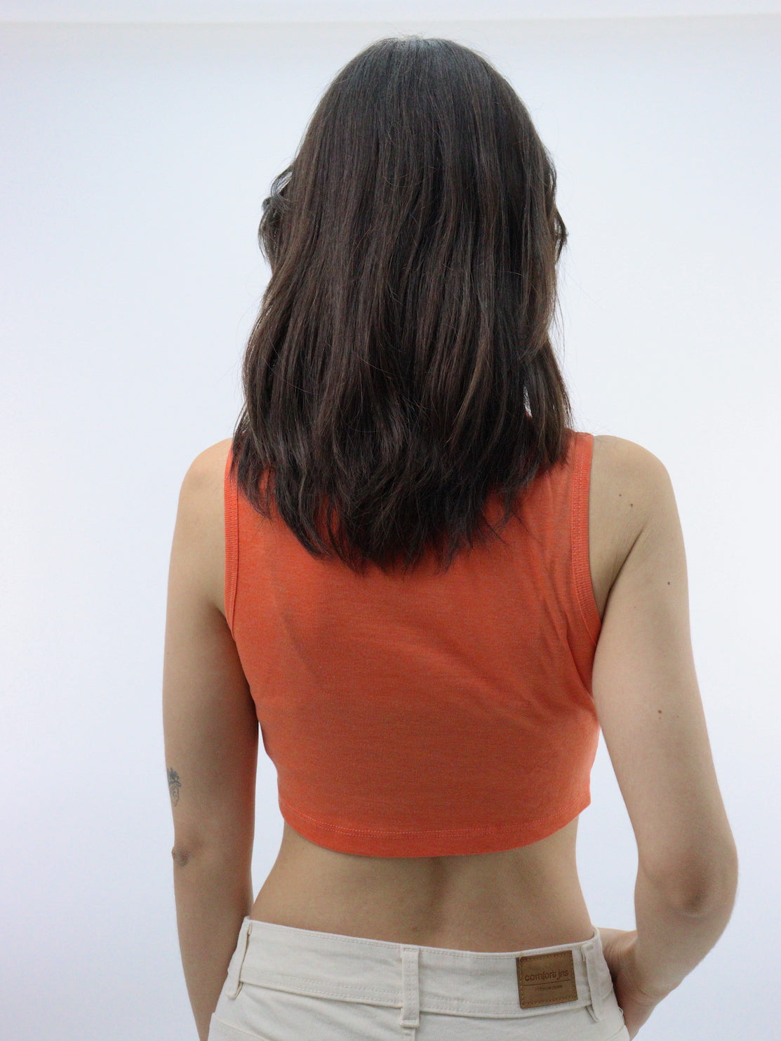 Playera tank básica de color naranja