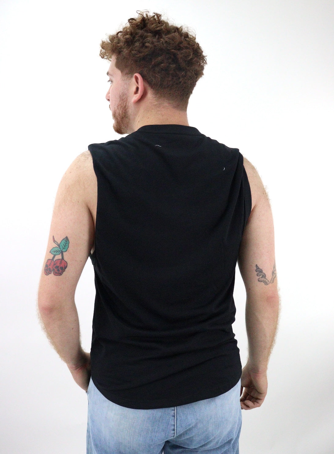 Camiseta de color negro con estampado