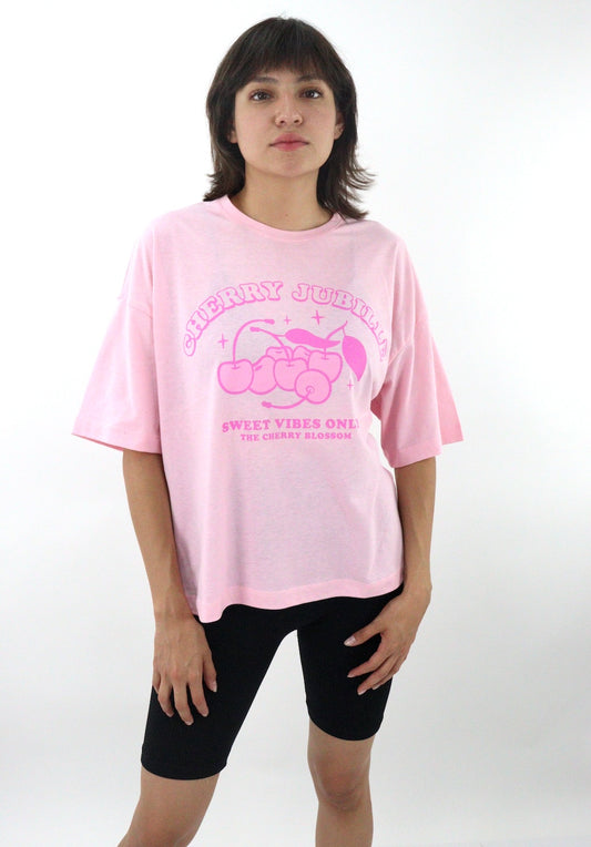 Playera oversize de color rosa con estampado de cerezas