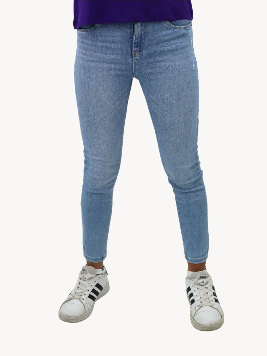 Jeans skinny con bordado floral
