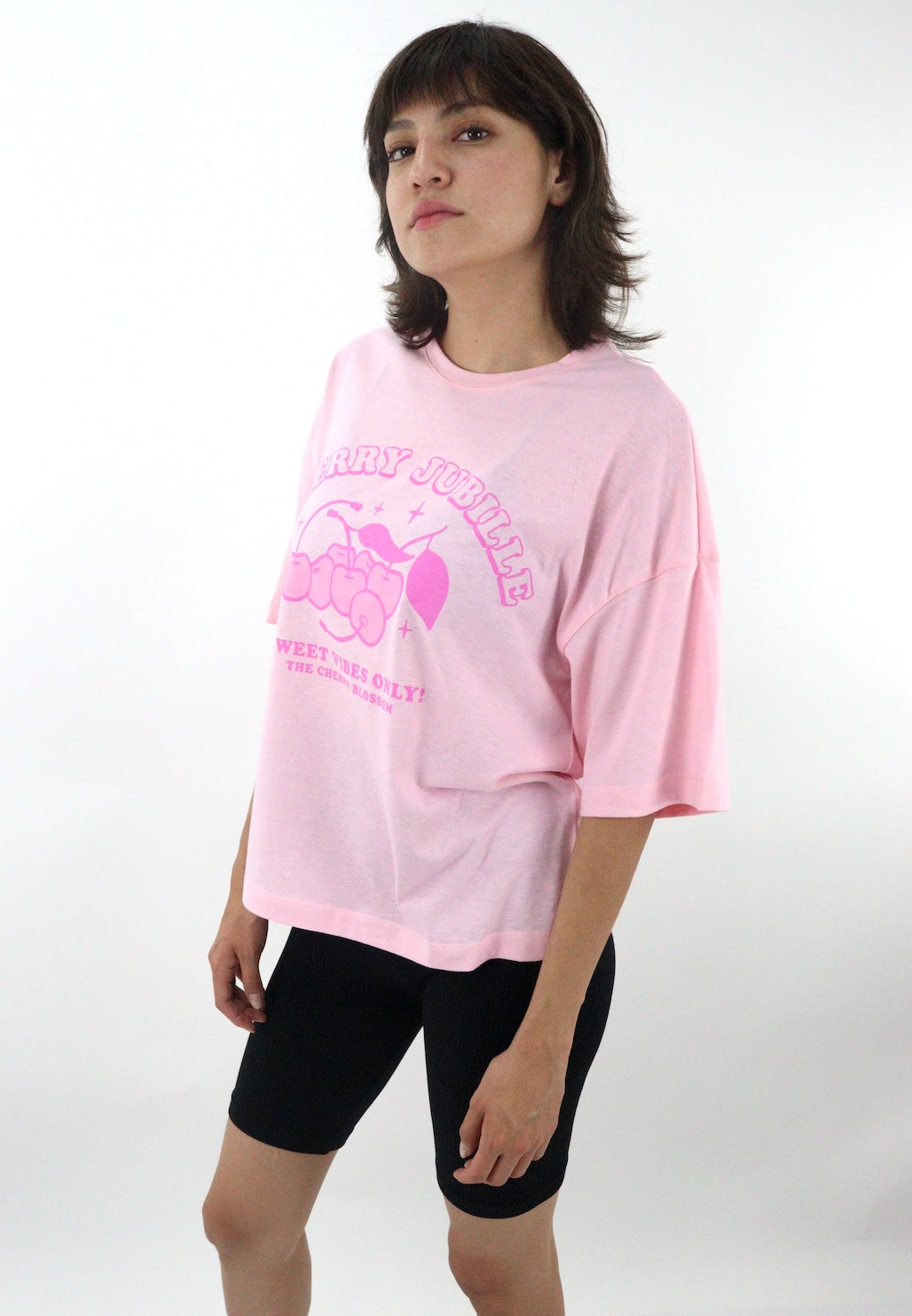 Playera oversize de color rosa con estampado de cerezas
