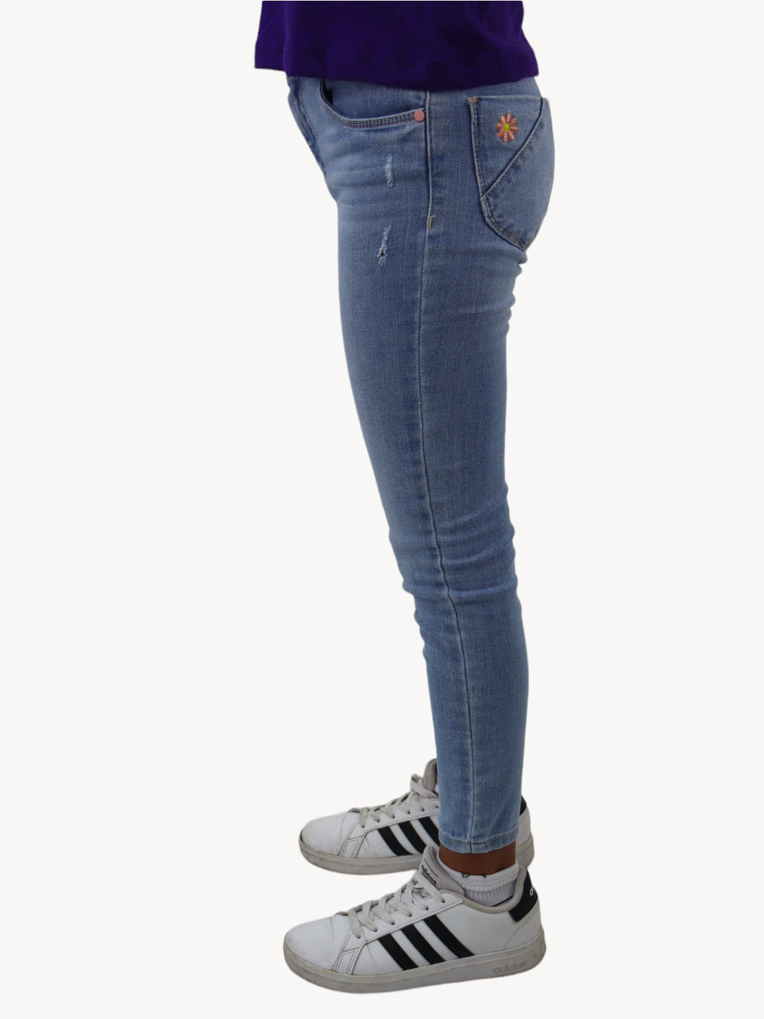 Jeans skinny con bordado floral