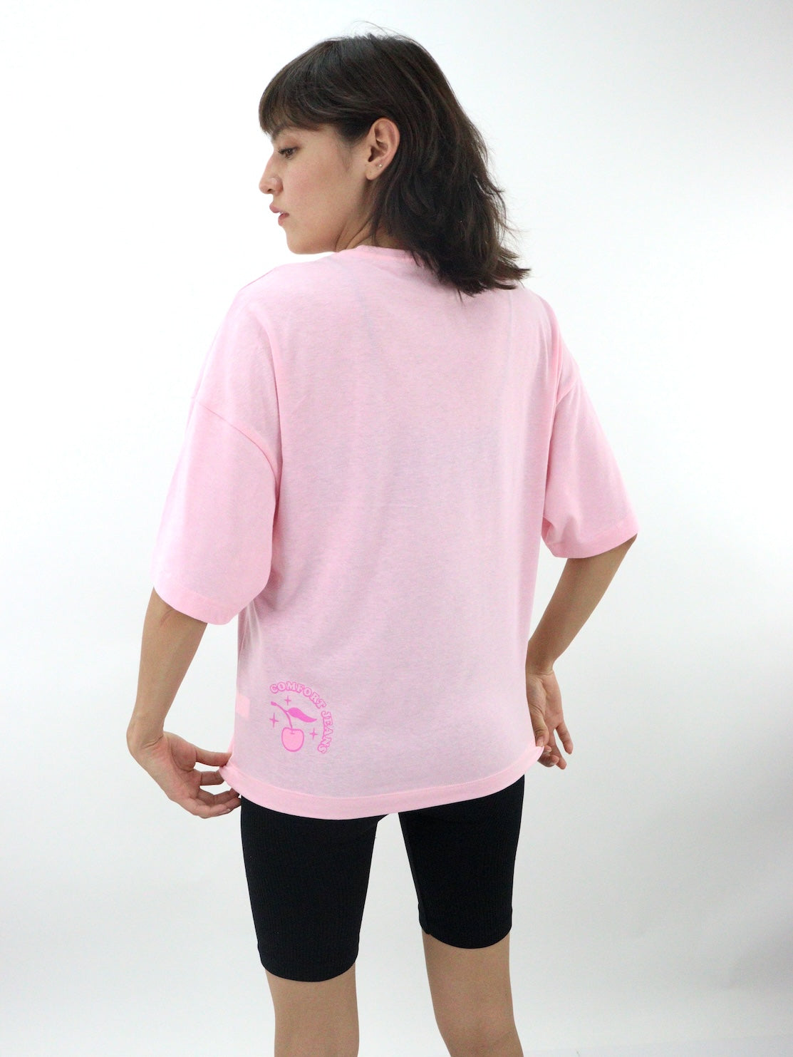 Playera oversize de color rosa con estampado de cerezas