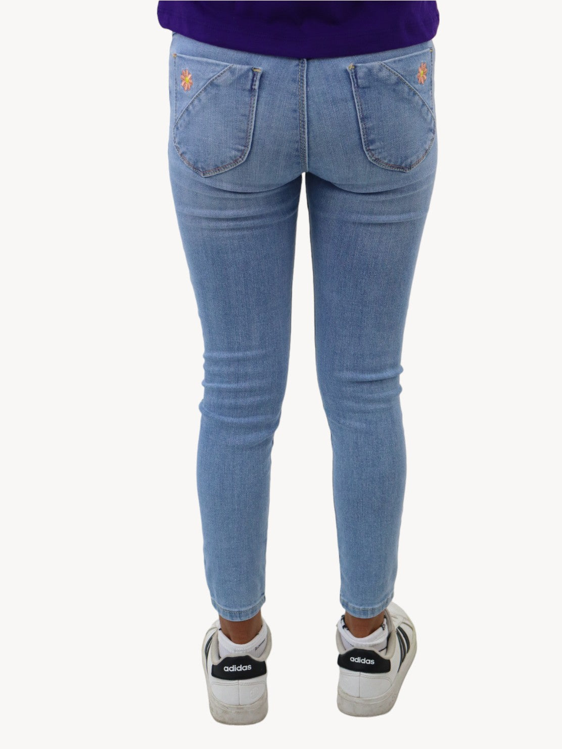 Jeans skinny con bordado floral