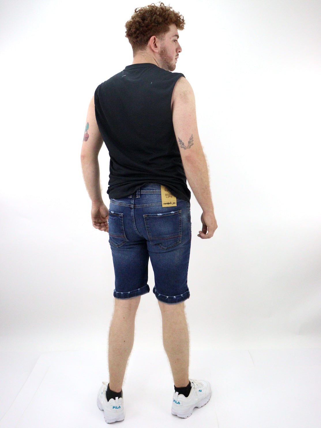 Short denim de color azul oscuro con destrucción