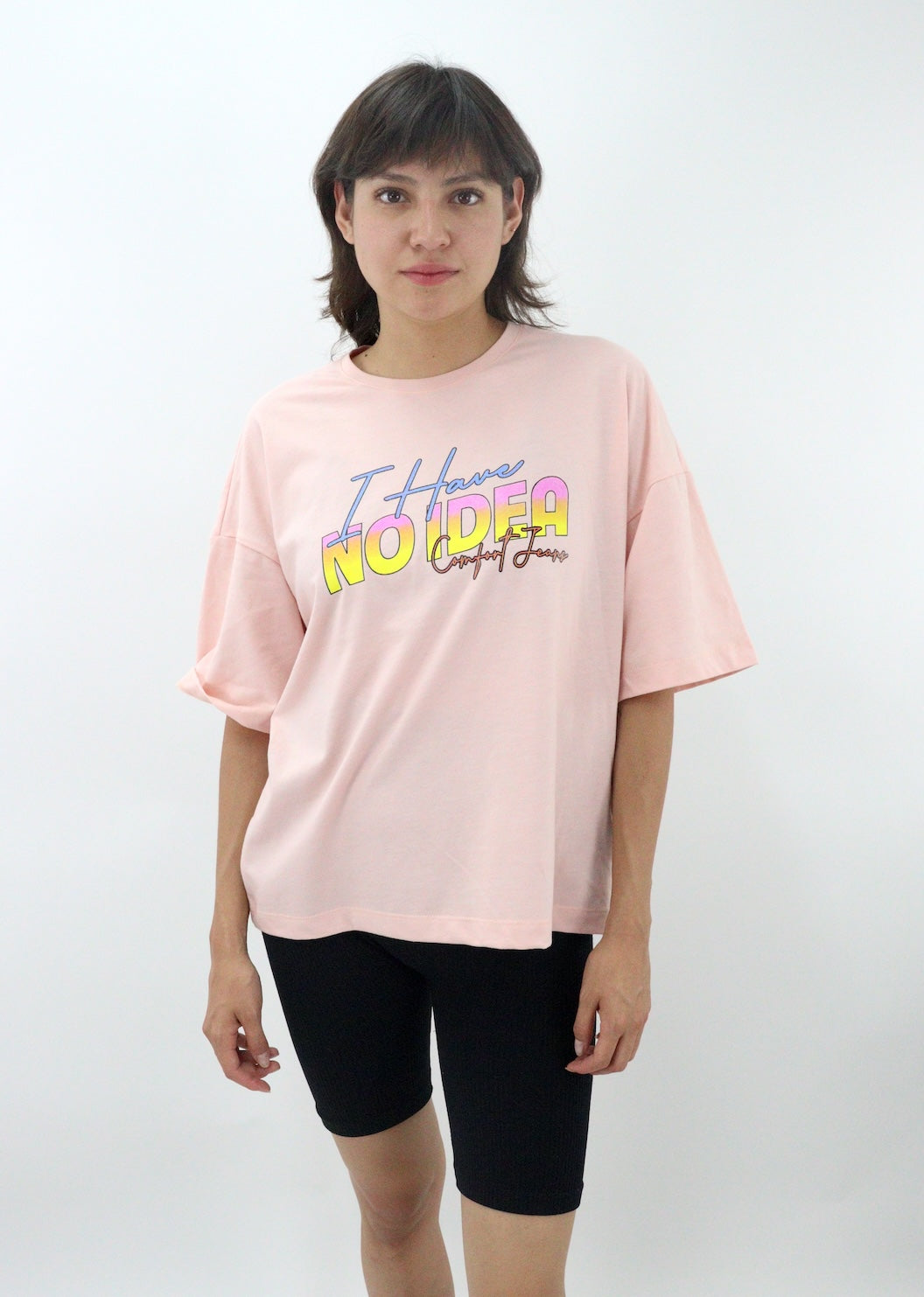 Playera oversize de color rosa con estampado
