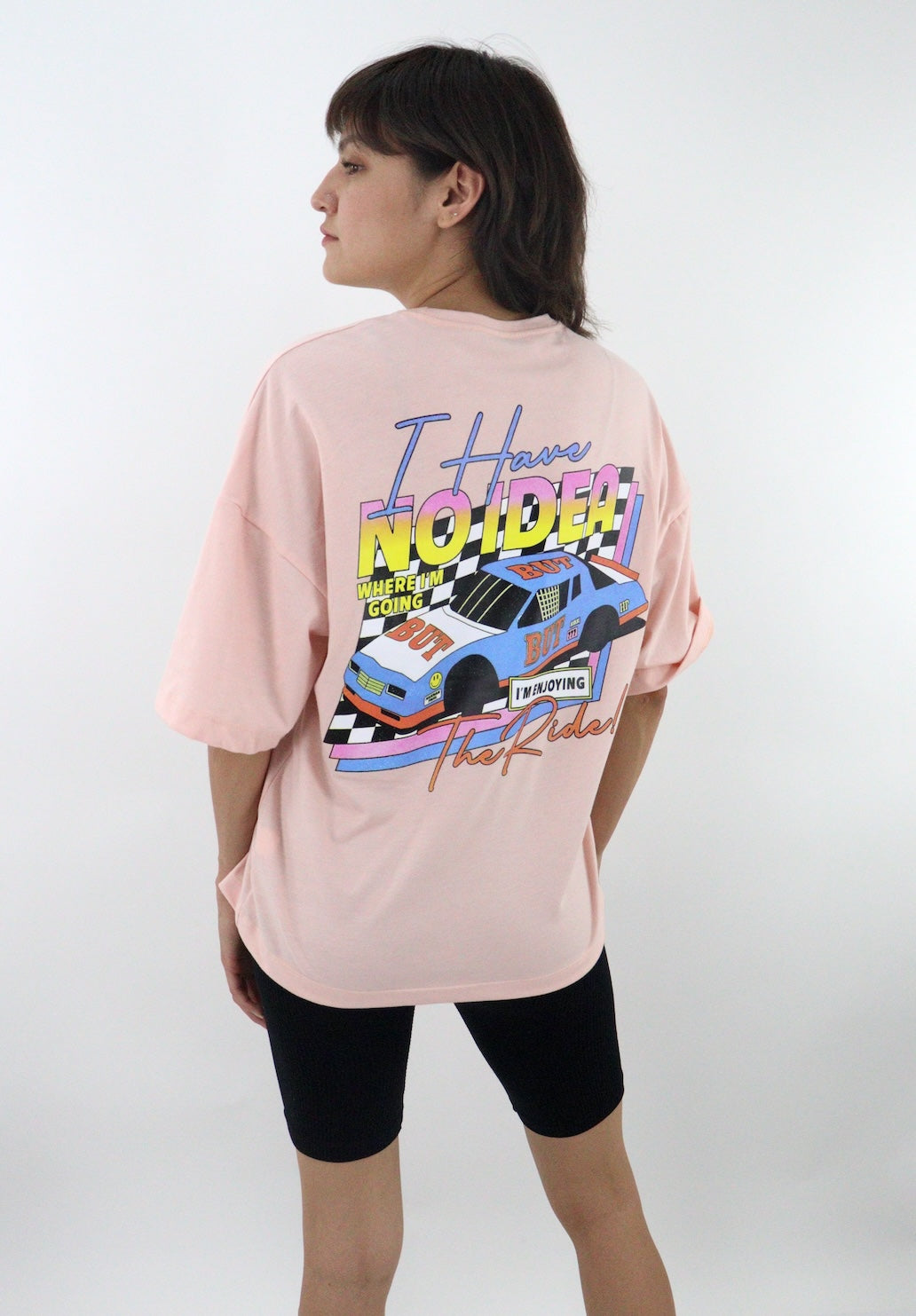 Playera oversize de color rosa con estampado