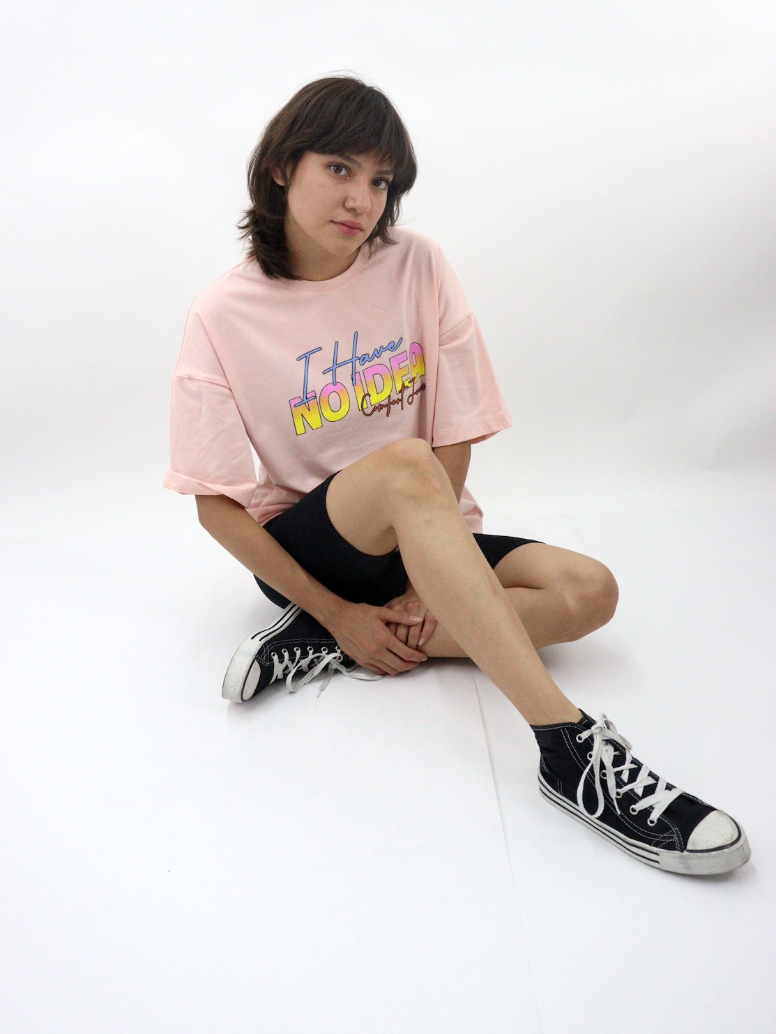 Playera oversize de color rosa con estampado