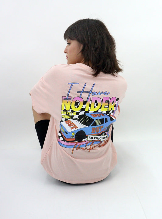 Playera oversize de color rosa con estampado