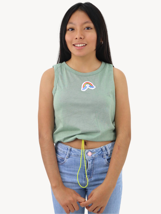 Playera tank color verde con gráfico de arcoíris