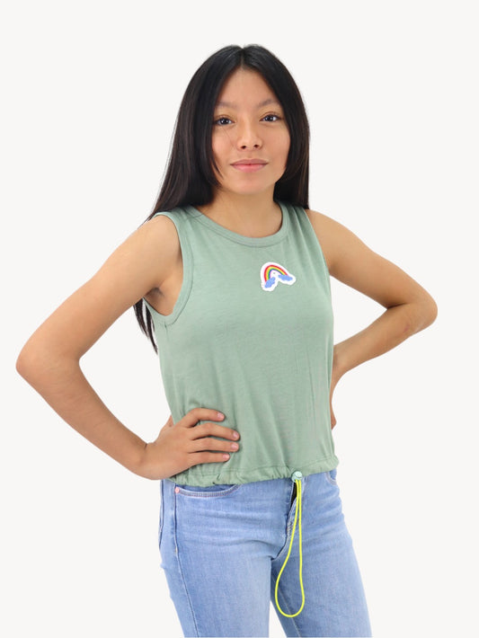 Playera tank color verde con gráfico de arcoíris