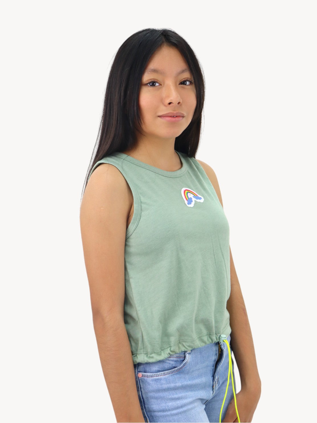 Playera tank color verde con gráfico de arcoíris