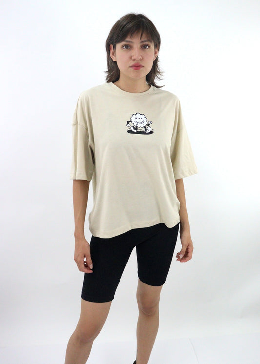 Playera oversize de color beige con estampado