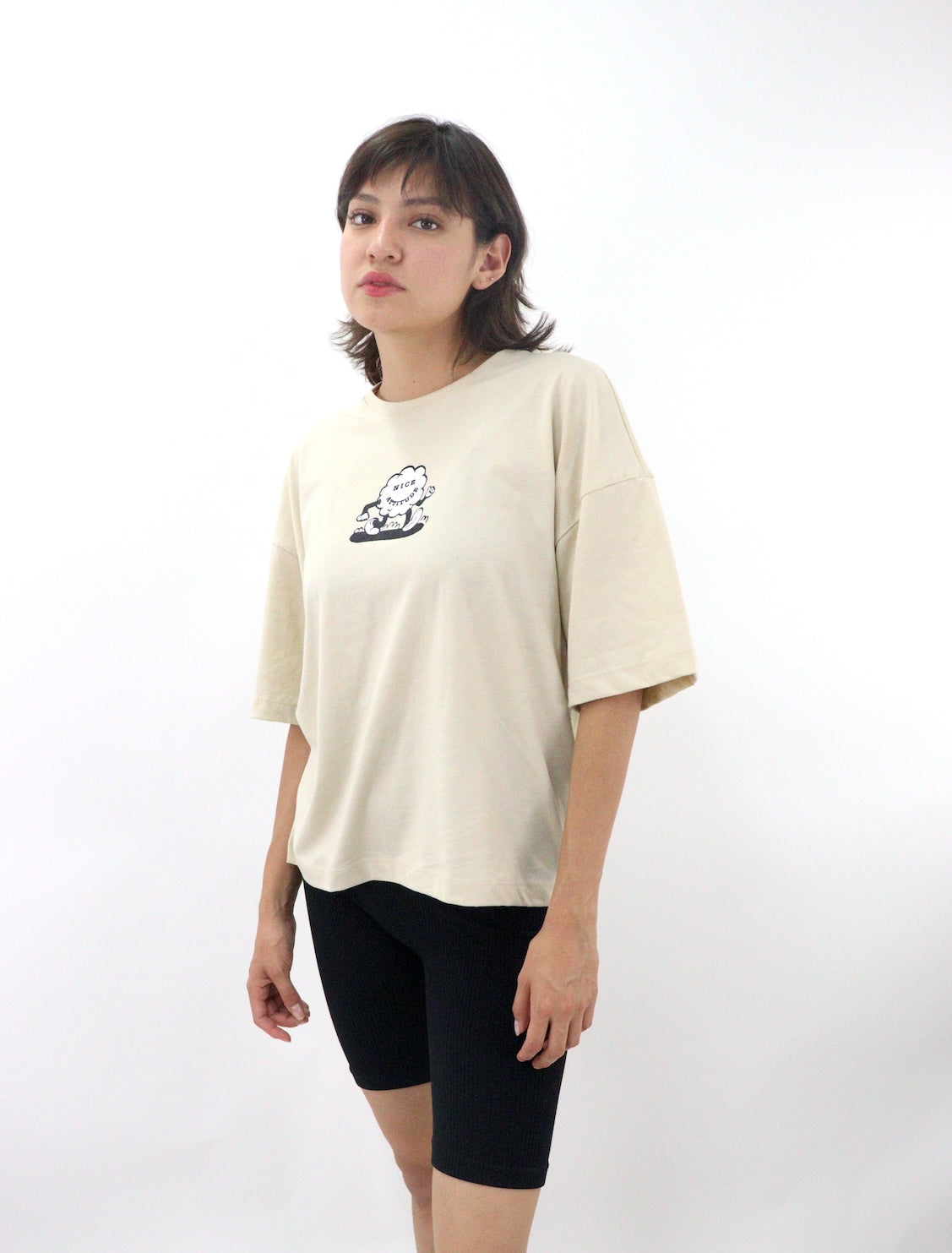 Playera oversize de color beige con estampado