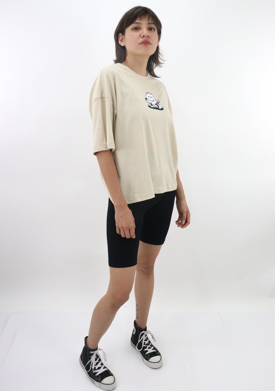 Playera oversize de color beige con estampado