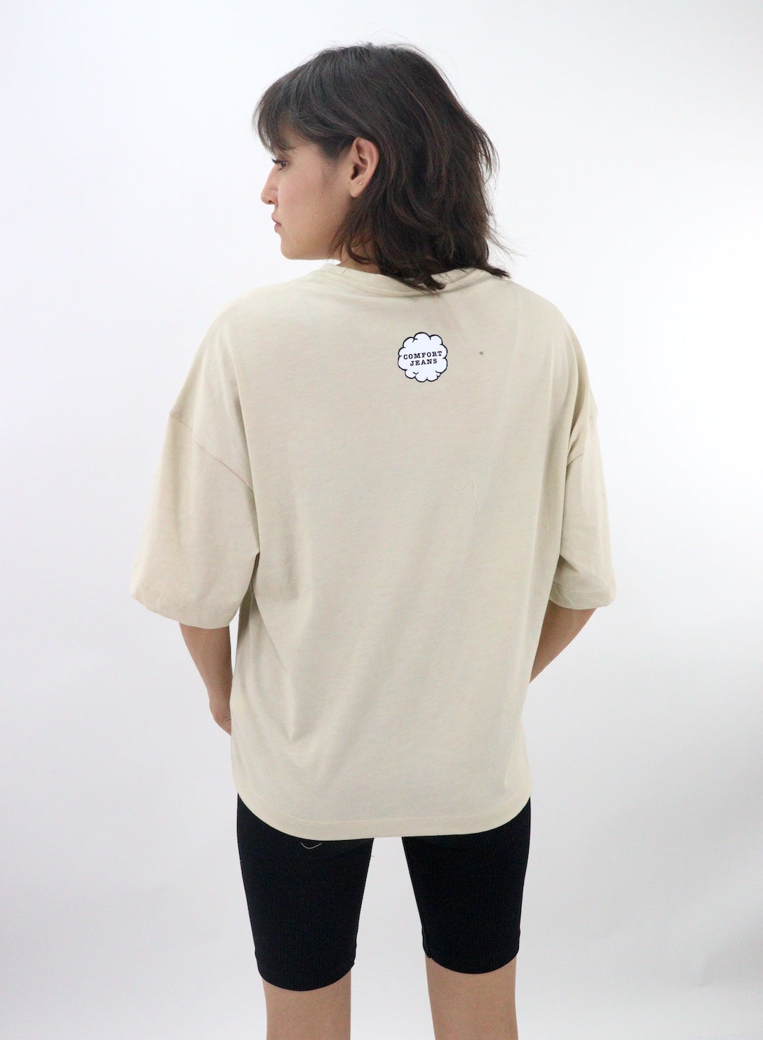 Playera oversize de color beige con estampado
