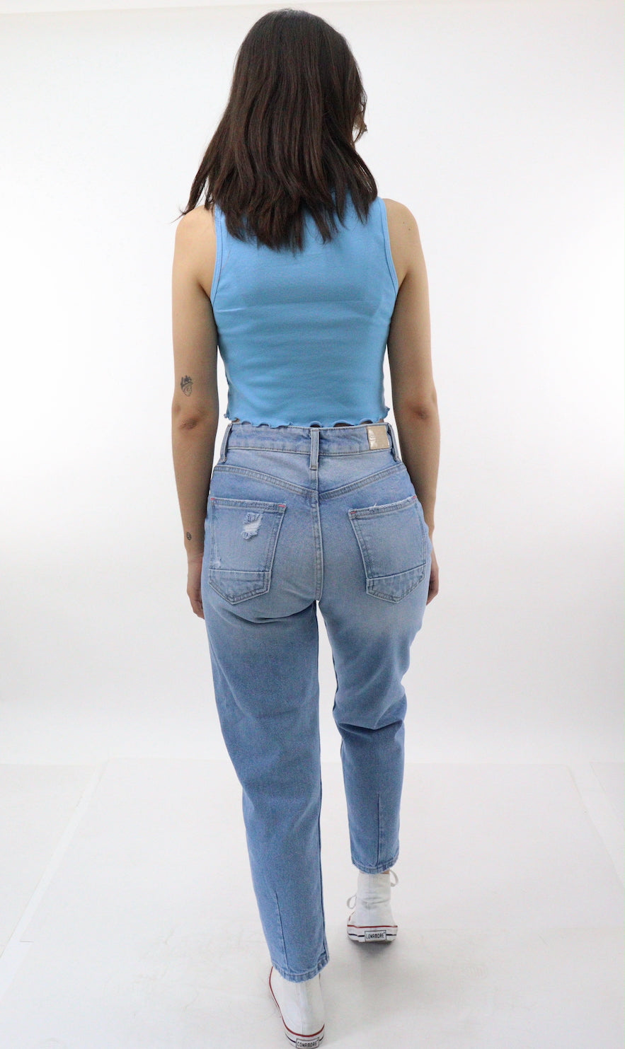 Jeans mom clasic de color azul claro con destrucción (NUEVA TEMPORADA)