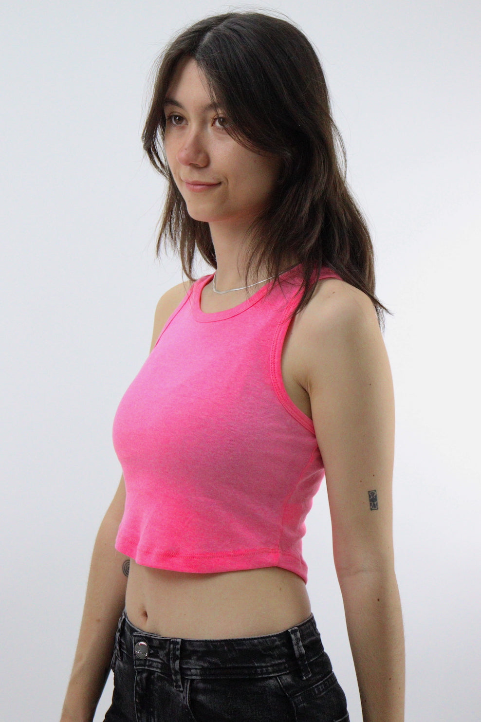 Playera tank de color rosa neón
