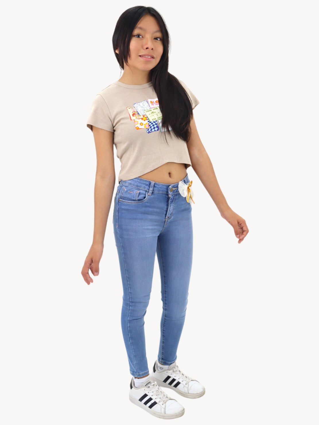 Jeans skinny con moño decorativo