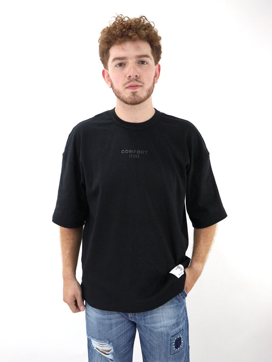 Playera oversize de color negro con estampado